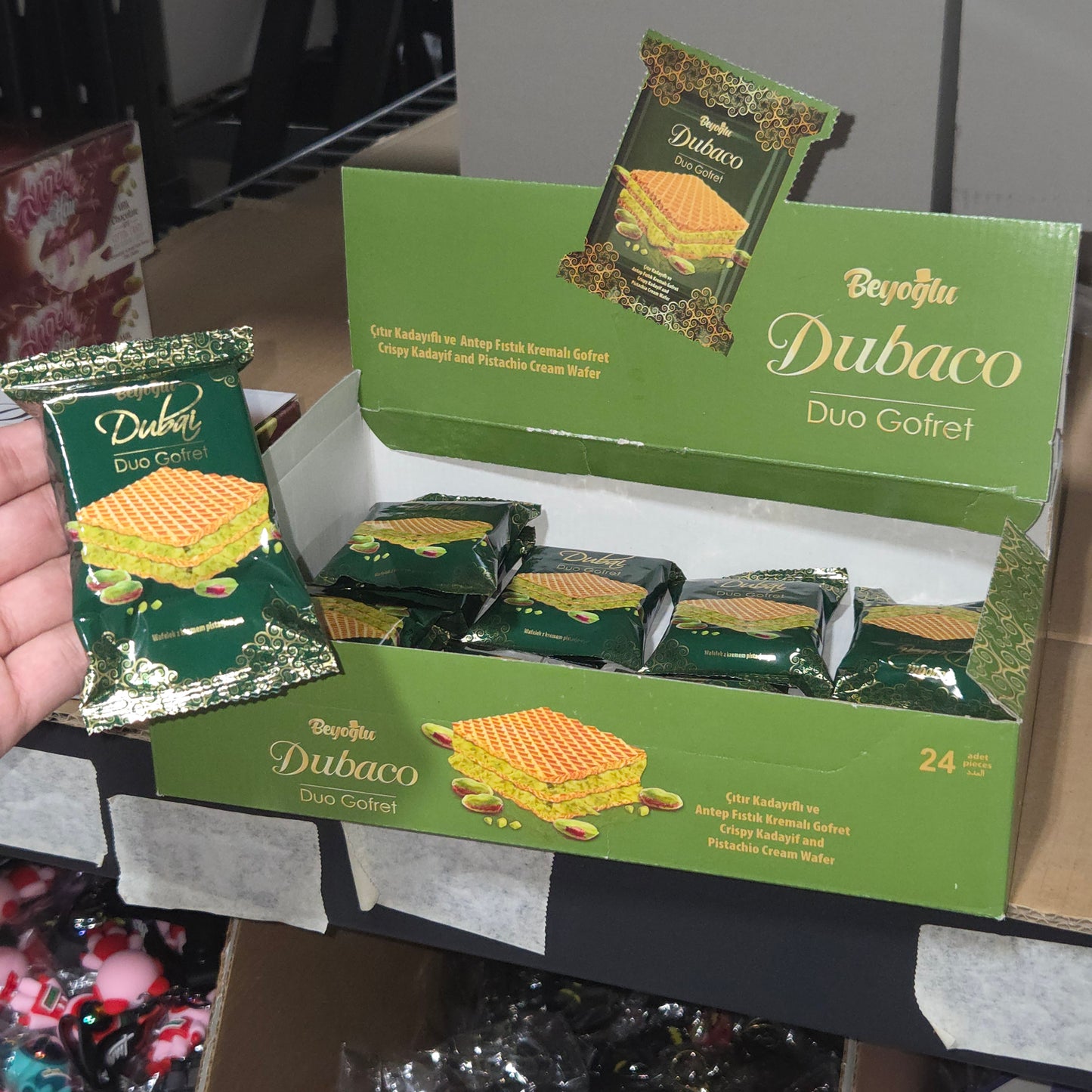 PREMIUM DUBAI Waper MILK CHOCOLATE WITH PISTACHIO CREAM 24ct